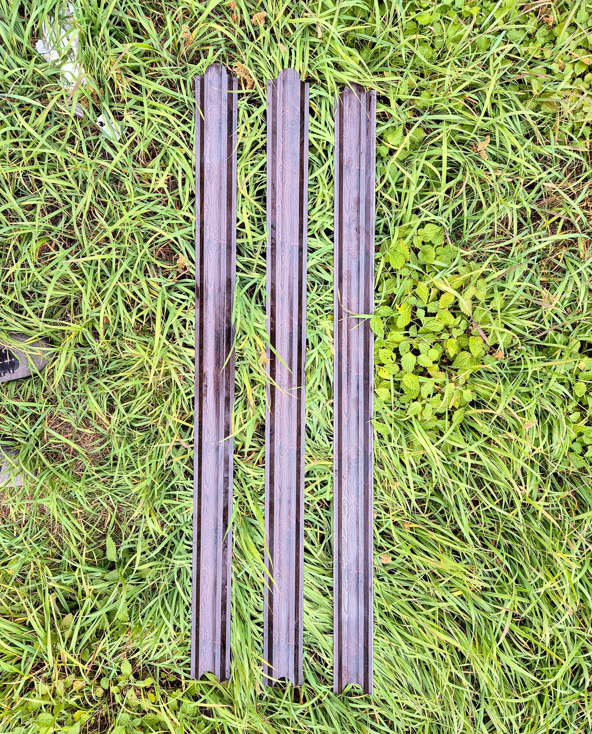 Famintás fém kerítésléc telepítve – referenciafotó