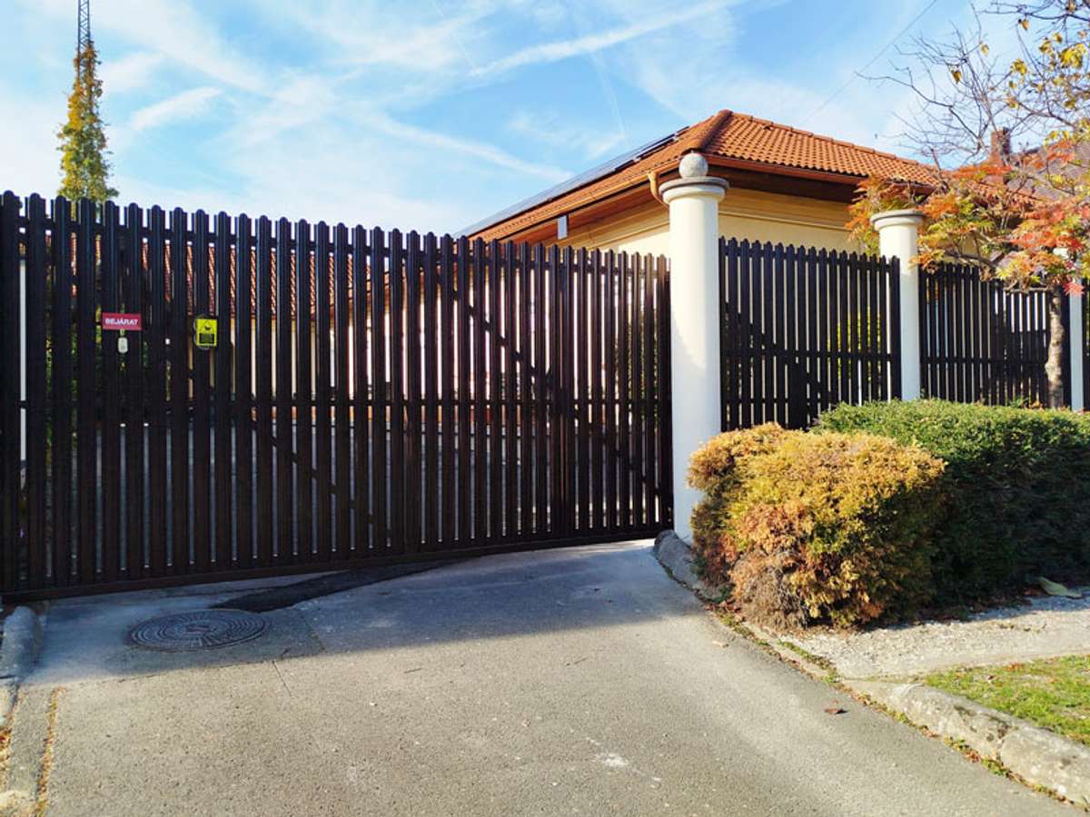 Famintás fém kerítésléc - gyönyörű, tartós, gondozásmentes