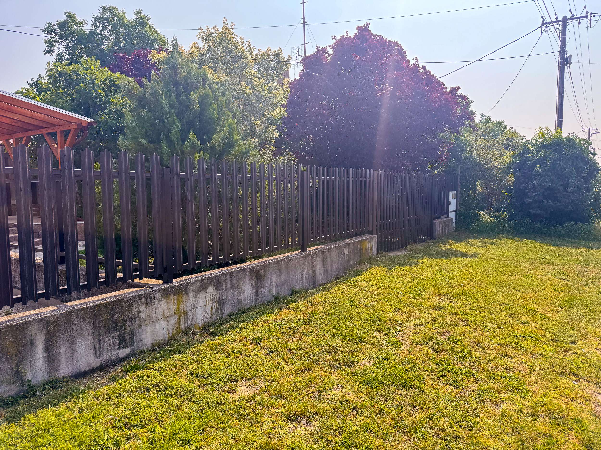 Fém kerítésléc kerti kerítés betonalapon