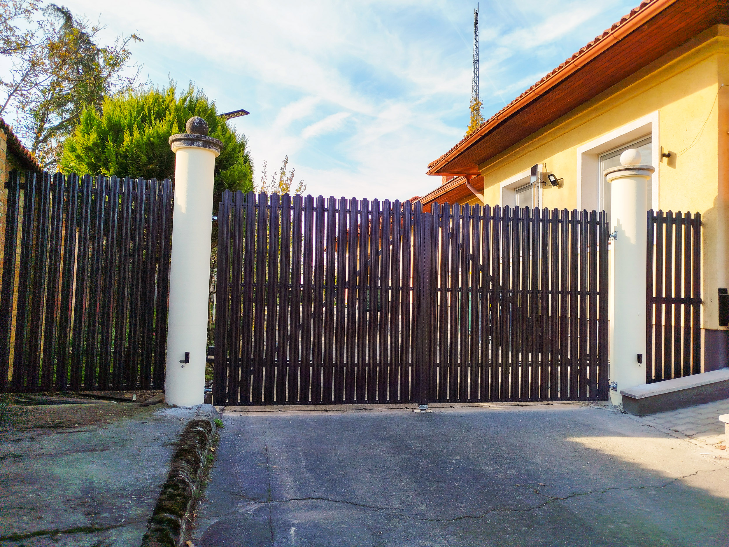 Kerítés építés szabályok: engedélyek, magasság, szomszédjog 2026