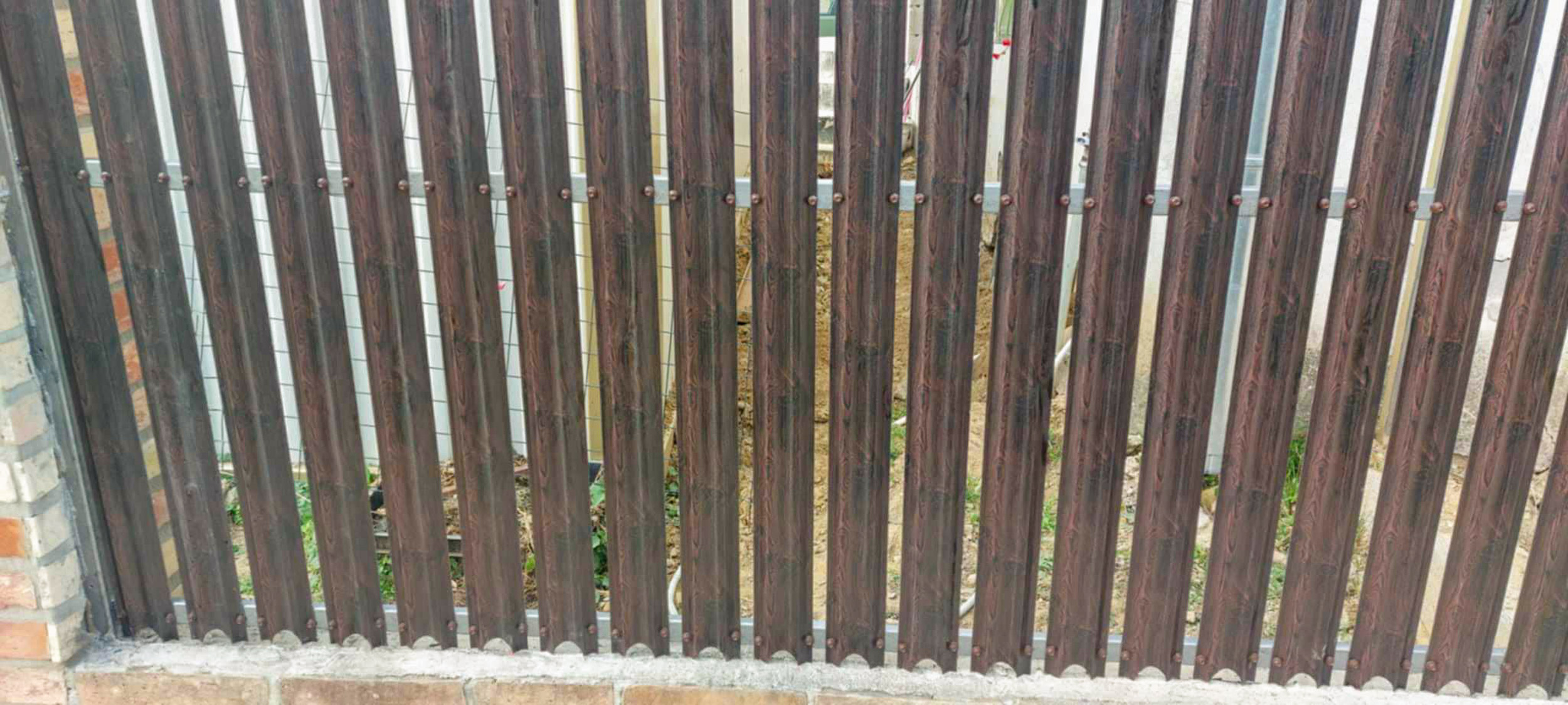 Fém kerítésléc közeli részlet – lécek szerkezete