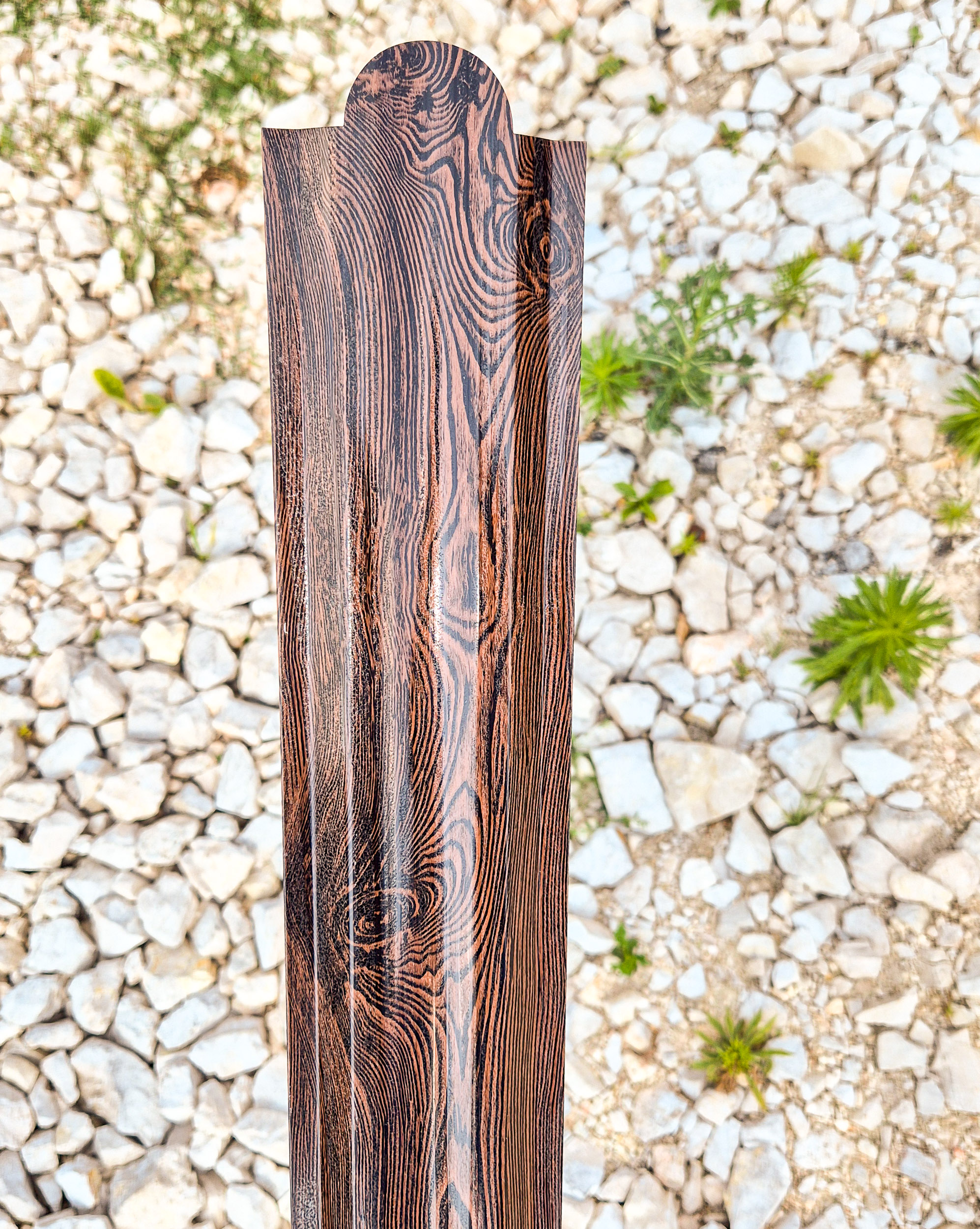 Famintás fém kerítés kertvárosias környezetben